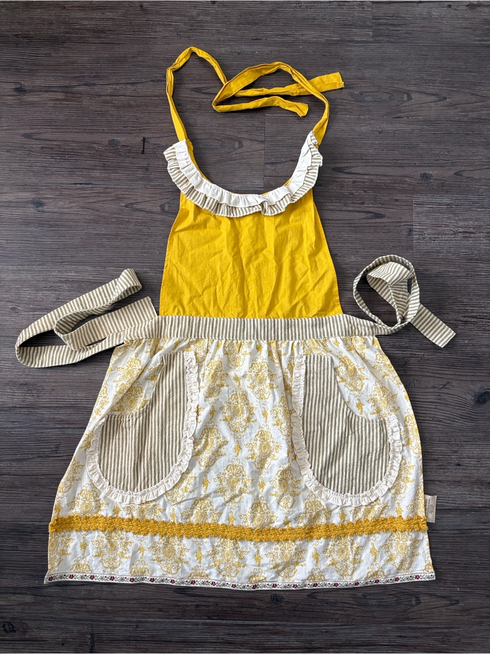 SUR LA TABLE YELLOW RUFFLE POCKET APRON